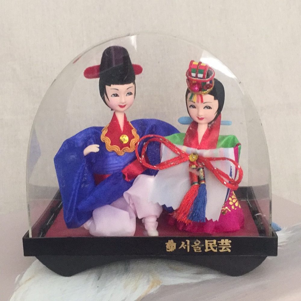 Final price. Vintage little Asian wedding couple dolls